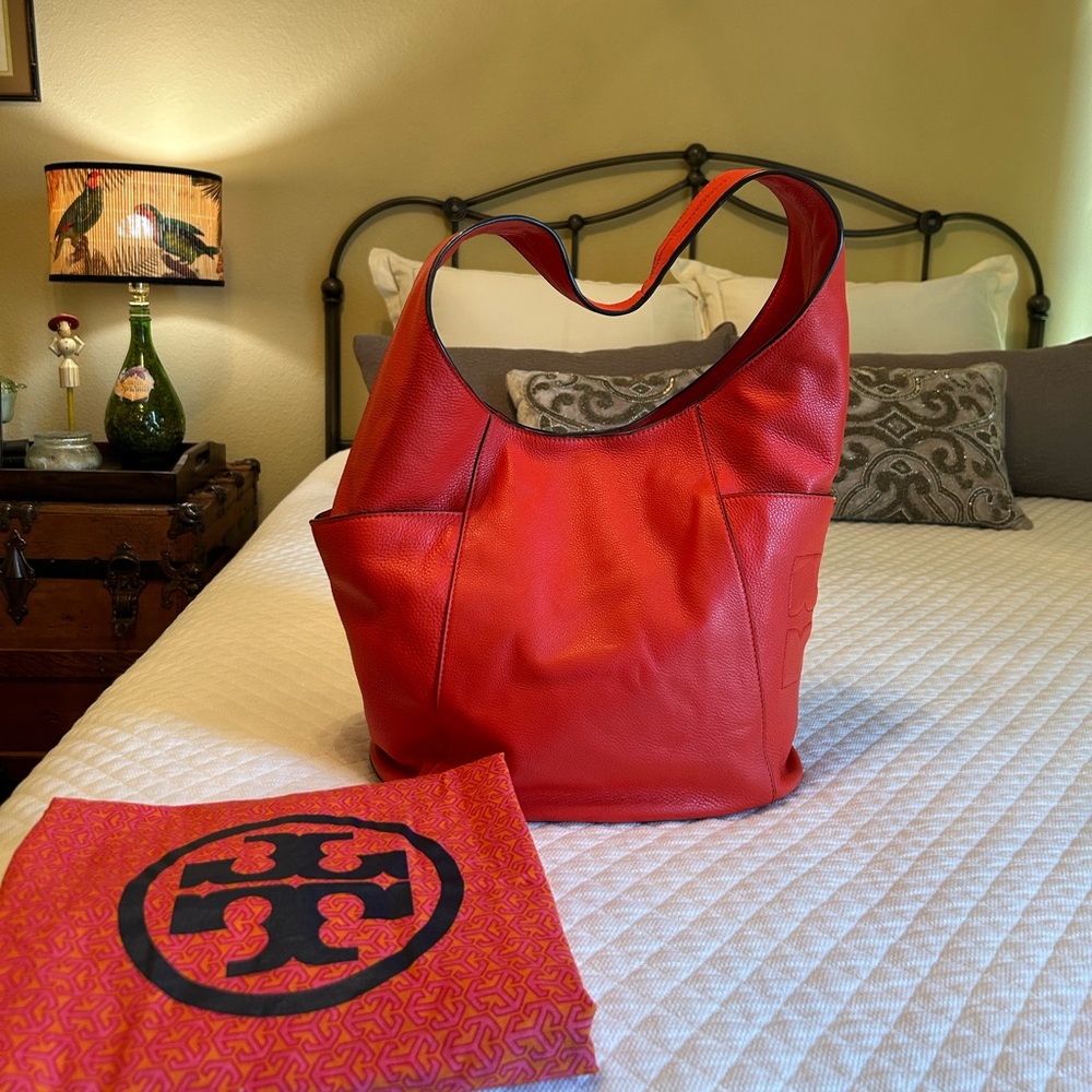 Tory Burch Bombe T Hobo bag in Red